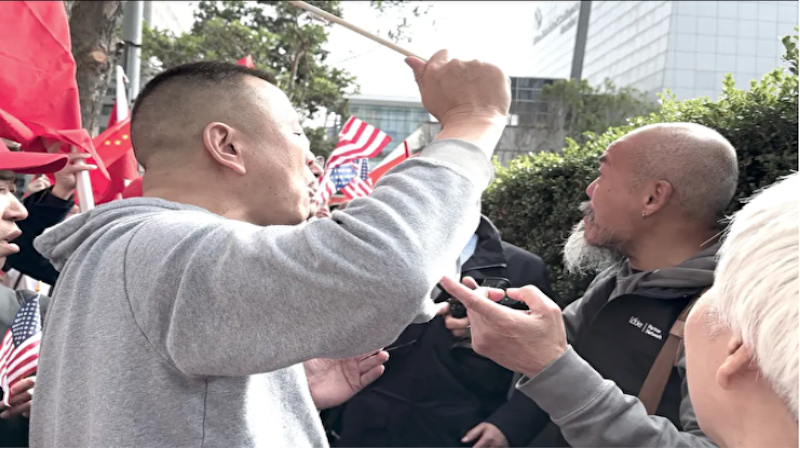 小粉紅與異議人士發生衝突