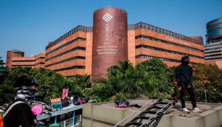 2019 年 11 月 15 日在香港理工大学外的“反送中”运动场景。