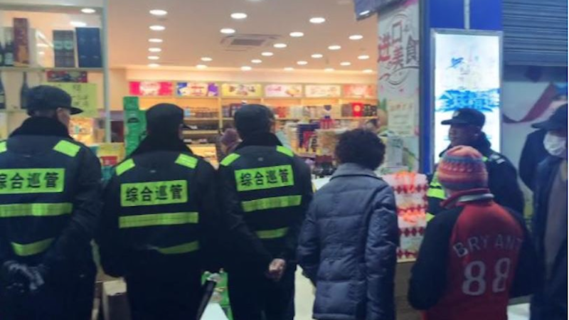 上海城管一字排开连续半月瞪眼执法