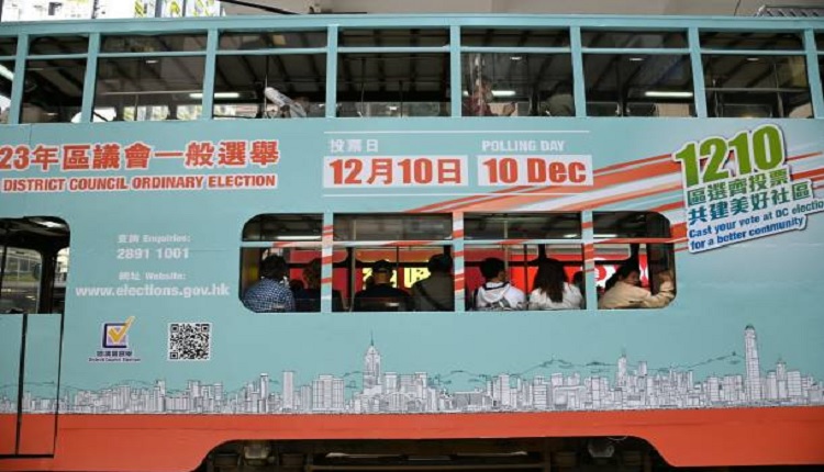 港府在双层公车的车身上为区议会选举催票做广告