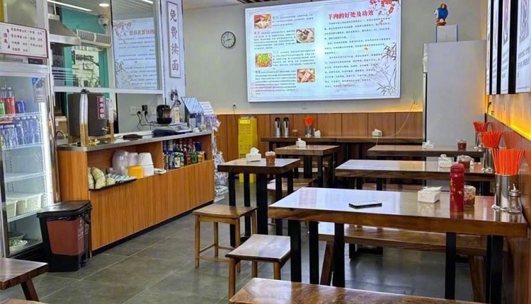 安徽25岁小伙朱俊峰在上海开羊肉面馆