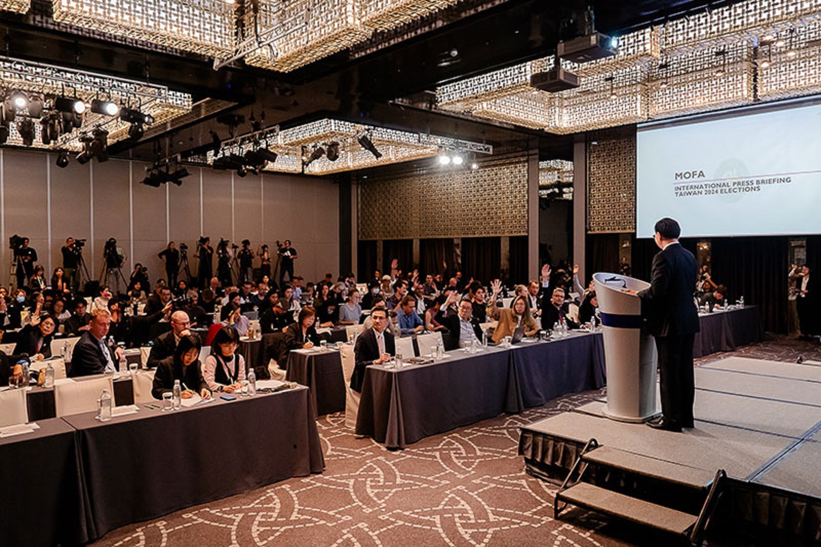 中华民国外交部长吴钊燮主持选前外媒说明会