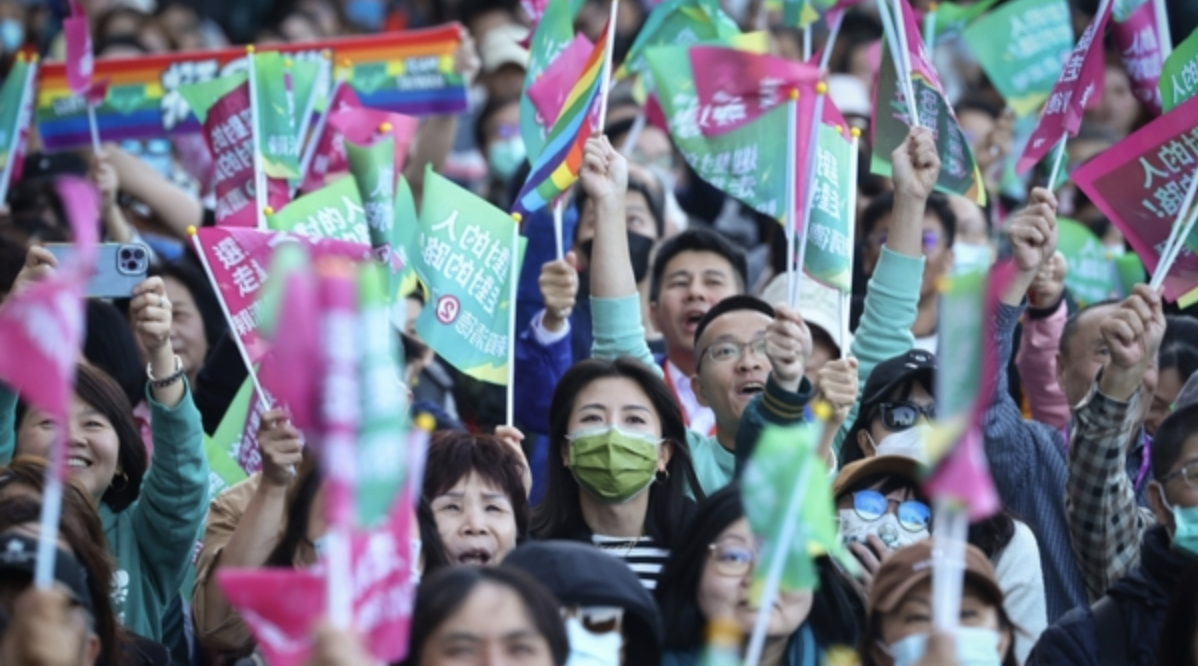 民进党总统候选人赖清德全国竞选总部外聚集大批支持者