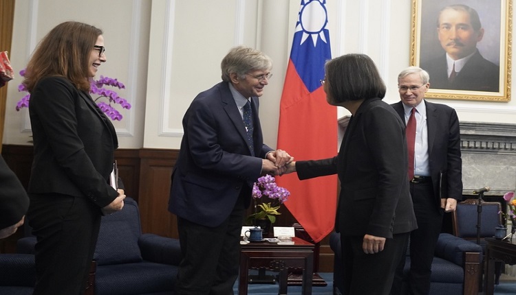 美国跨党派资深代表团访台