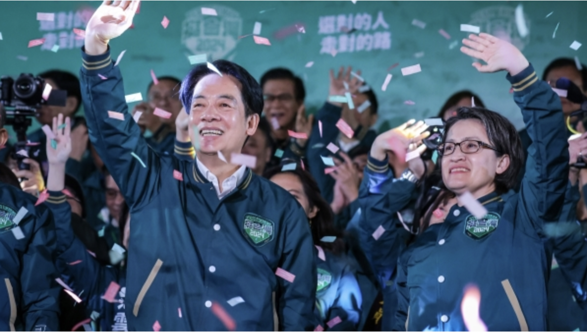 民进党当选总统赖清德（左）和竞选搭档萧美琴在集会上