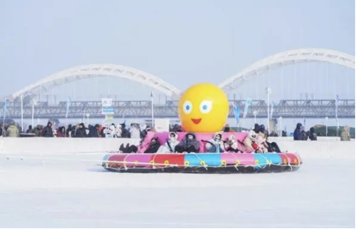 最近举行的第四十届哈尔滨冰雪节吸引了来自中国各地的游客