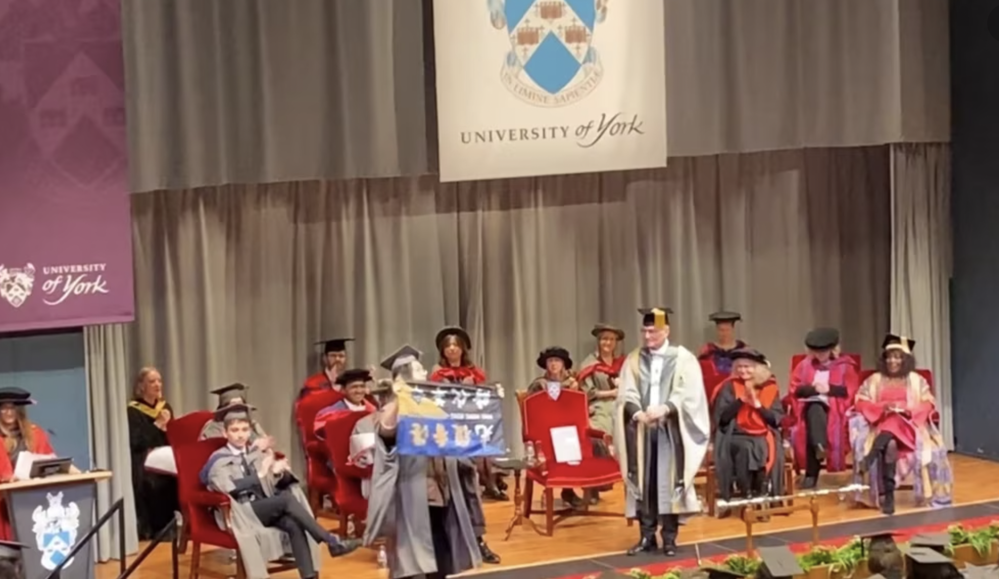 2月7日中国异见人士马有为在英国约克大学毕业典礼上挥舞自由香港旗帜