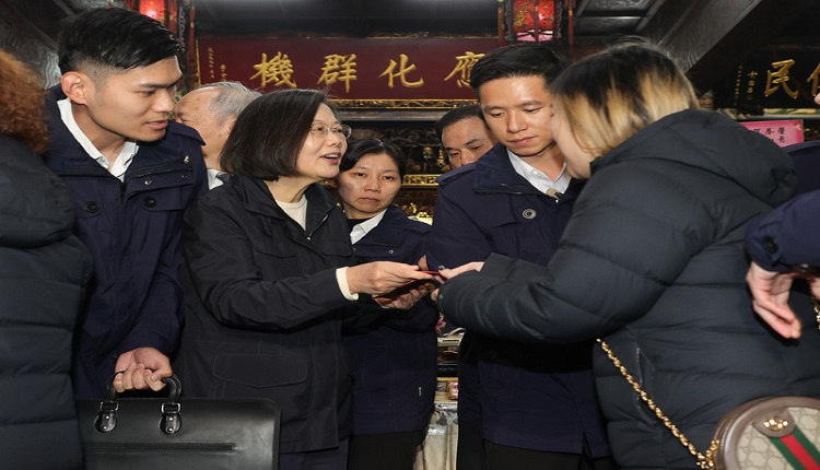 蔡英文台北覺修宮發放福袋