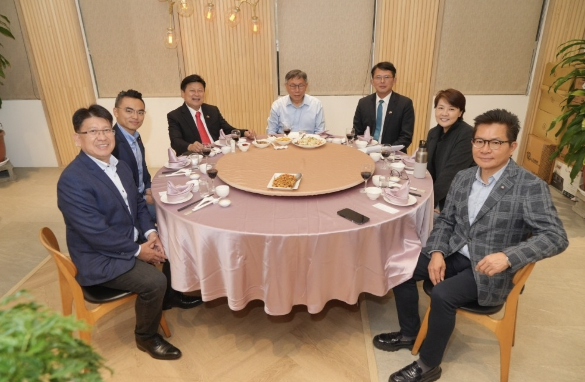 蓝白两党党鞭与柯文哲日前一起餐叙