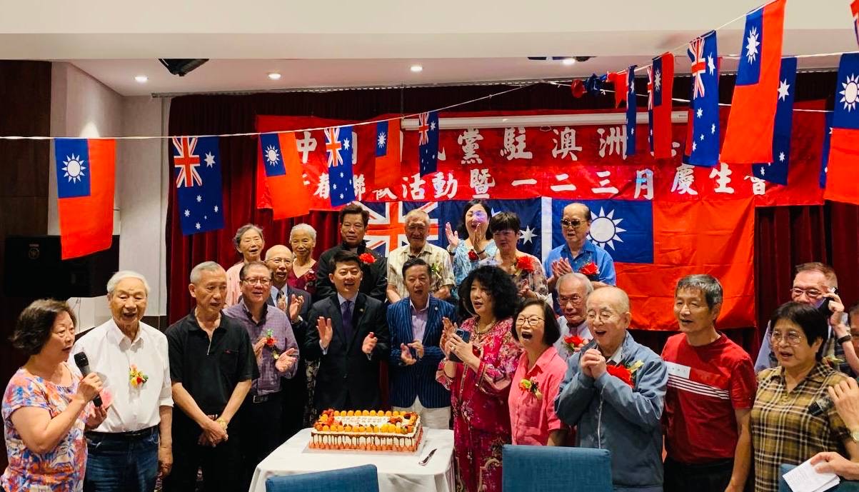 寿星们与吴处长等贵宾一同切蛋糕合影