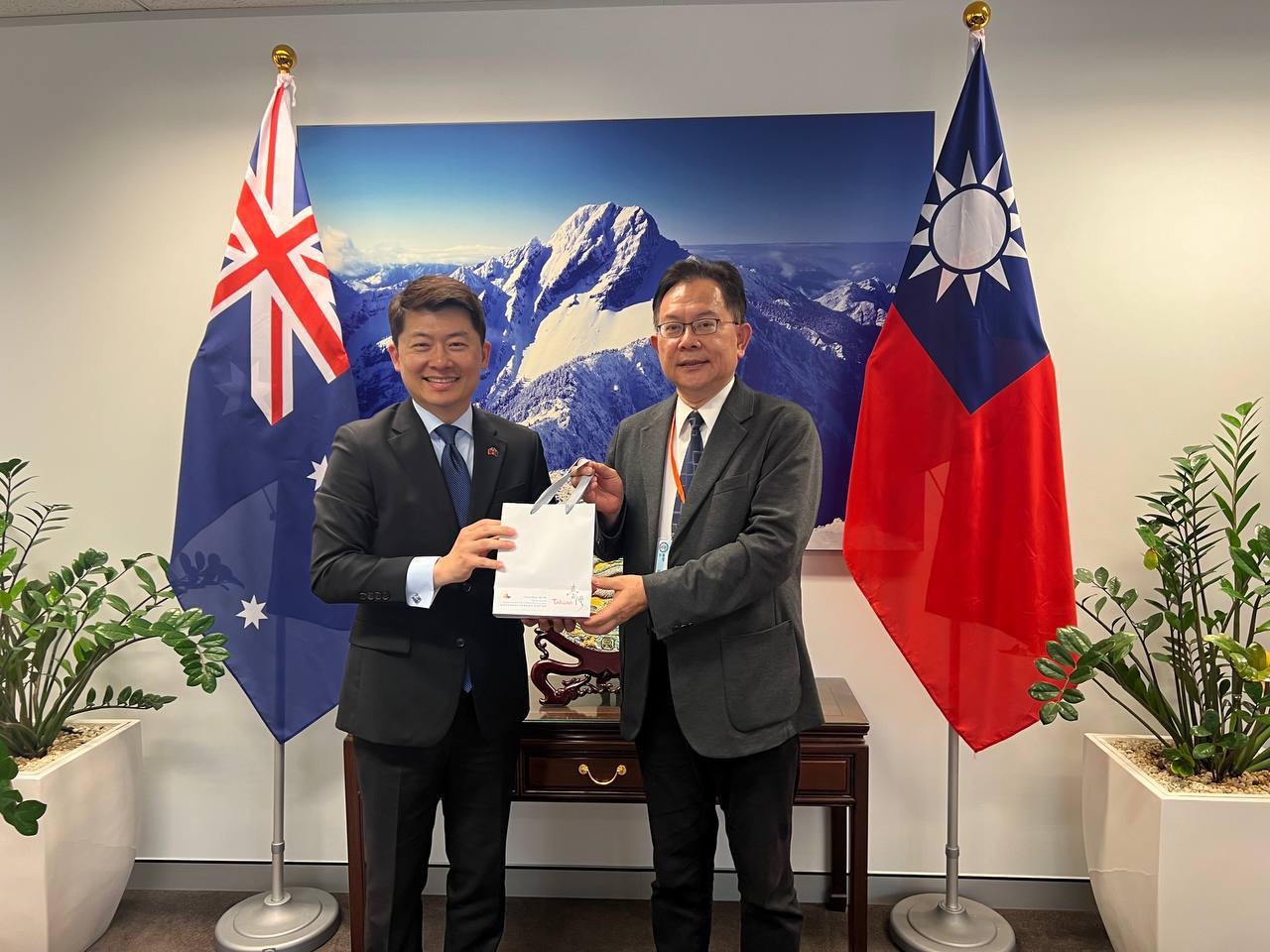 驻雪梨经文处吴正伟处长与桃园市地政局蔡金钟局长合影