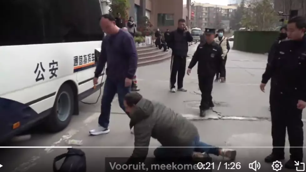 荷兰记者在四川采访被警察袭击