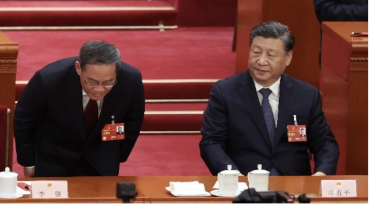2023年3月11日在人大代表大会第四次全体会议开幕式上，中国国务院总理李强向代表们鞠躬