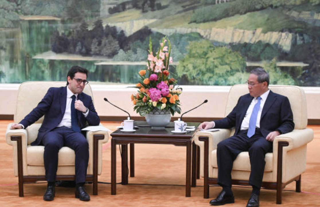 法国外长斯特凡-塞茹尔内（左）与中国国务院总理李强会谈