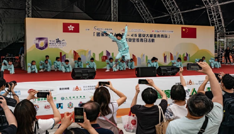 香港学童2023年4月15日表演武术，作为国家安全教育日活动的一部分