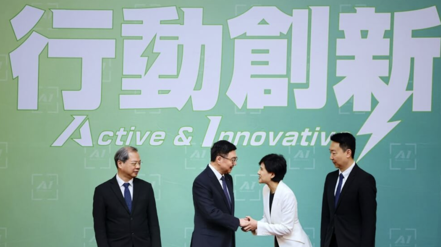 前民进党主席卓荣泰（左2）担任新政府行政院长，前文化部长郑丽君出任副院长（右2），图左为新任行政院秘书长龚明鑫、右为发言人陈世凯