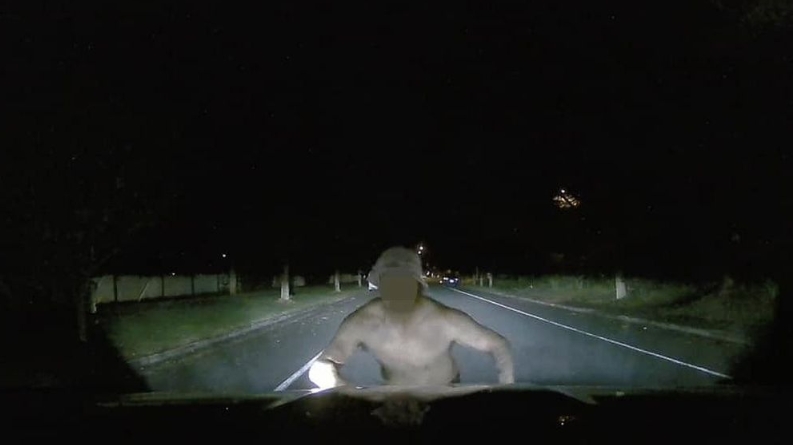 砸碎車玻璃