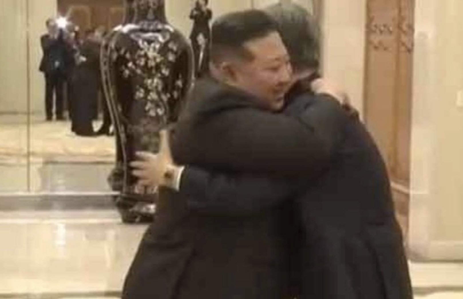 中央电视台播出的金正恩与赵乐际拥抱的画面截屏