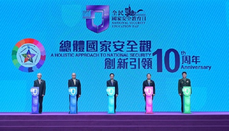 香港特首李家超（中）4月15日主持全民國家安全教育日開幕禮