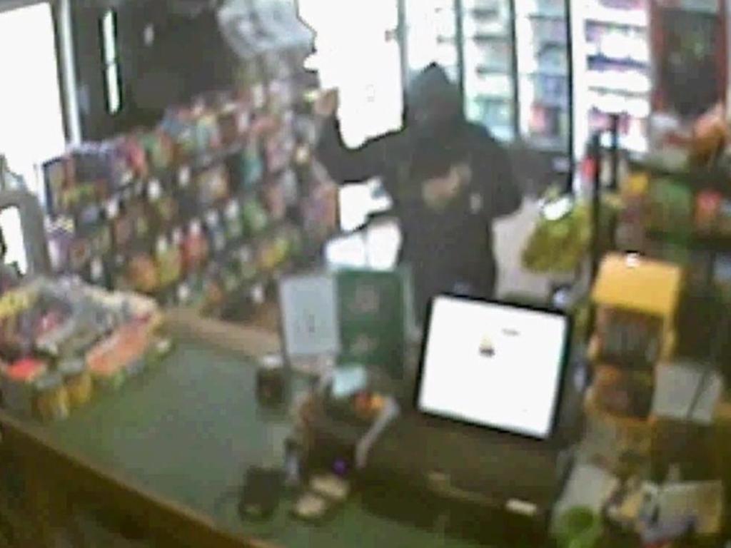 维州一名 63 岁的店主制服了一名手持铁器，试图抢劫其杂货店的歹徒。