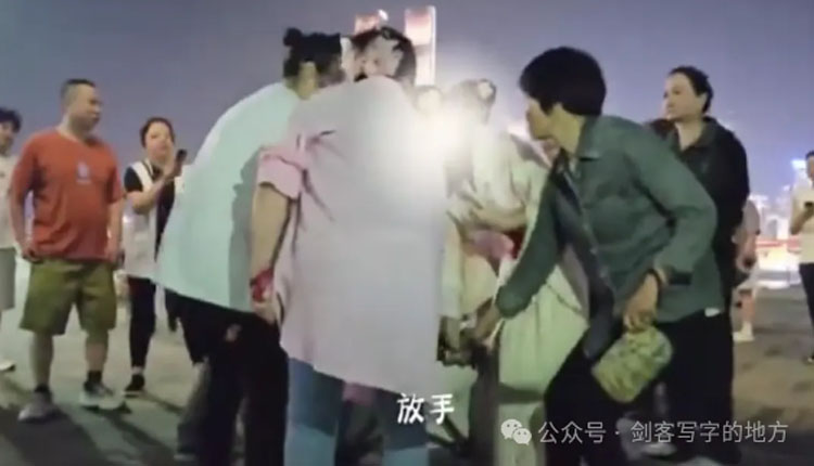 他们证明自己爱国的方式：对“弱者”出手！