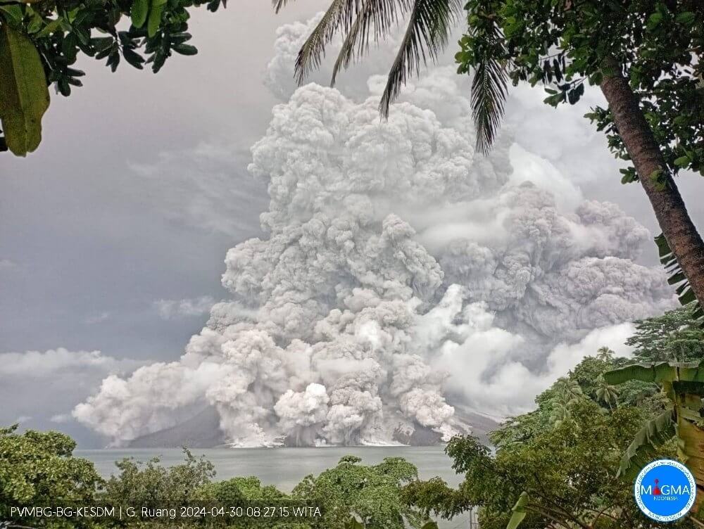 印尼鲁仰火山30日再度喷发。