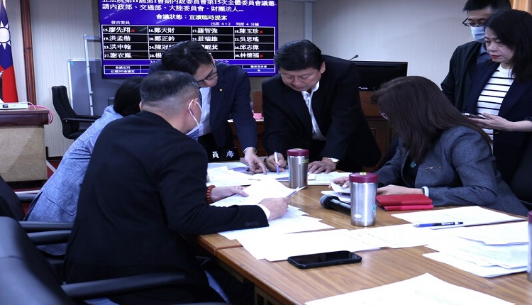 国民党团总召傅崐萁在立法院内政委员会