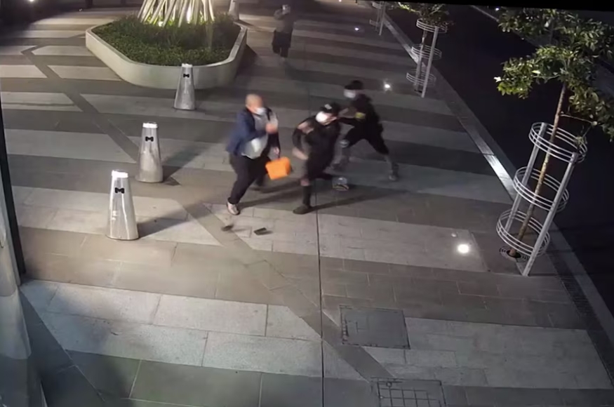 尹先生被中共特工毆打