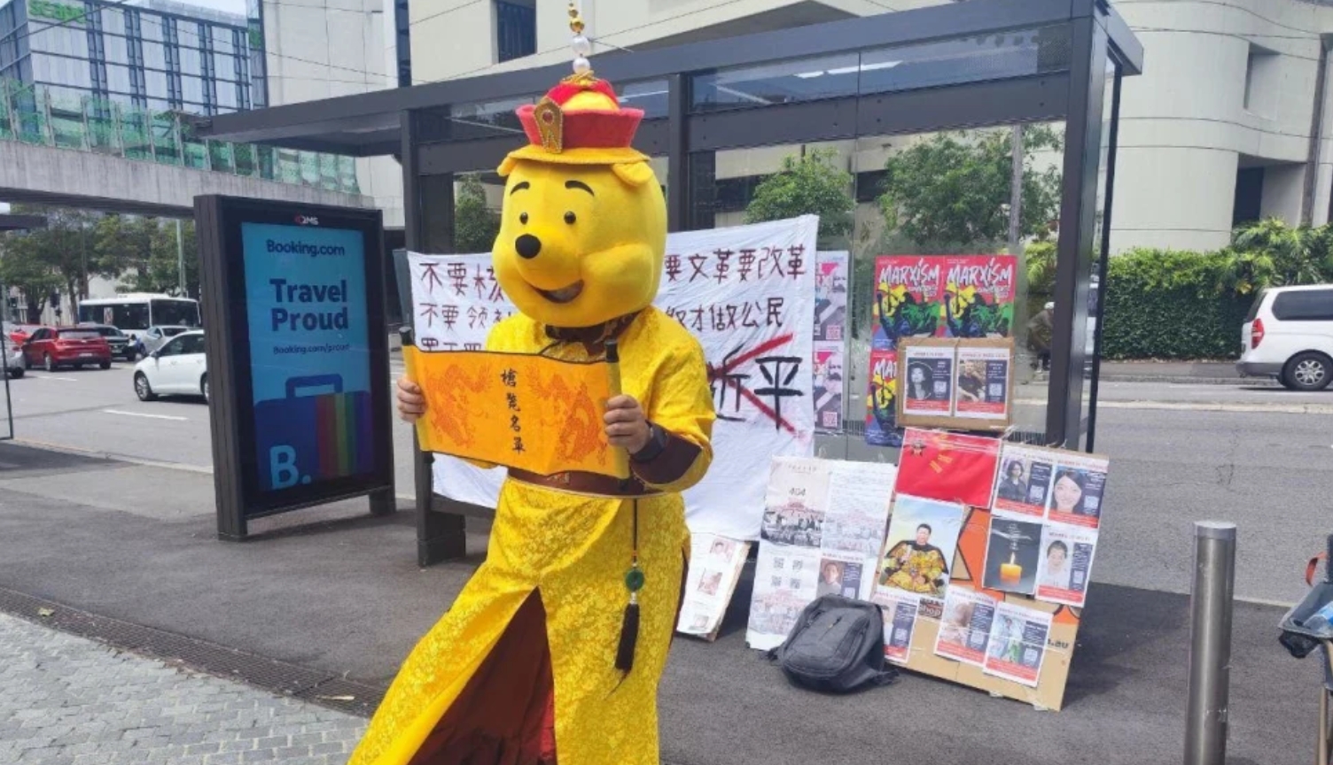 Aran 在公交車站抗議