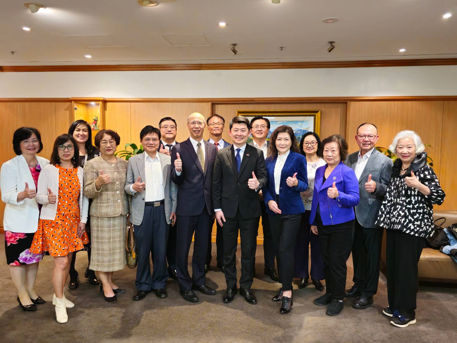 全体贵宾与吴处长合影