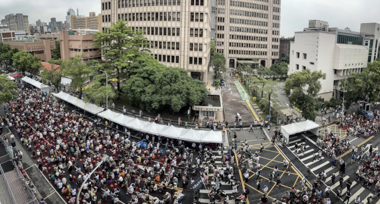 午后济南路持续涌入声援民众，诉求“反黑箱、要民主”。
