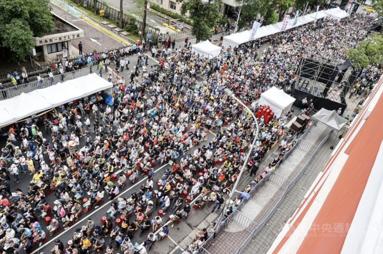 立法院28日续审国会职权法案，大批民众午后在立法院外集结表达诉求，济南路上挤满人潮。