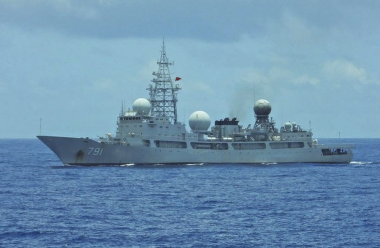 一艘中國軍艦在台灣東岸外幾英里的綠島東南航行