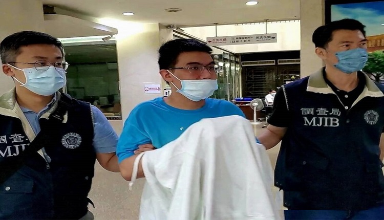 扯铃教练鲁纪贤（中）涉嫌为中共在台发展组织，吸收士官兵刺探军事机关情报。