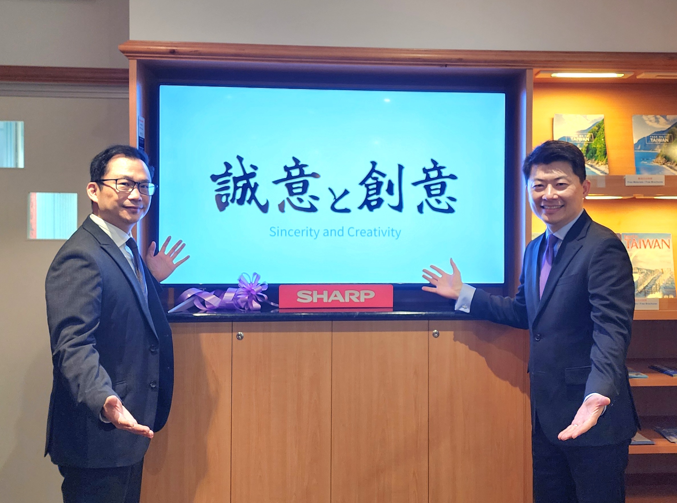 吴正伟处长(右)与夏普澳洲柯濬梁执行长合影