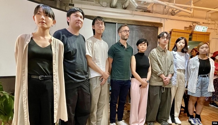 香港記者協會新任執委會會員，右四為新任主席《華爾街日報》記者鄭嘉如。