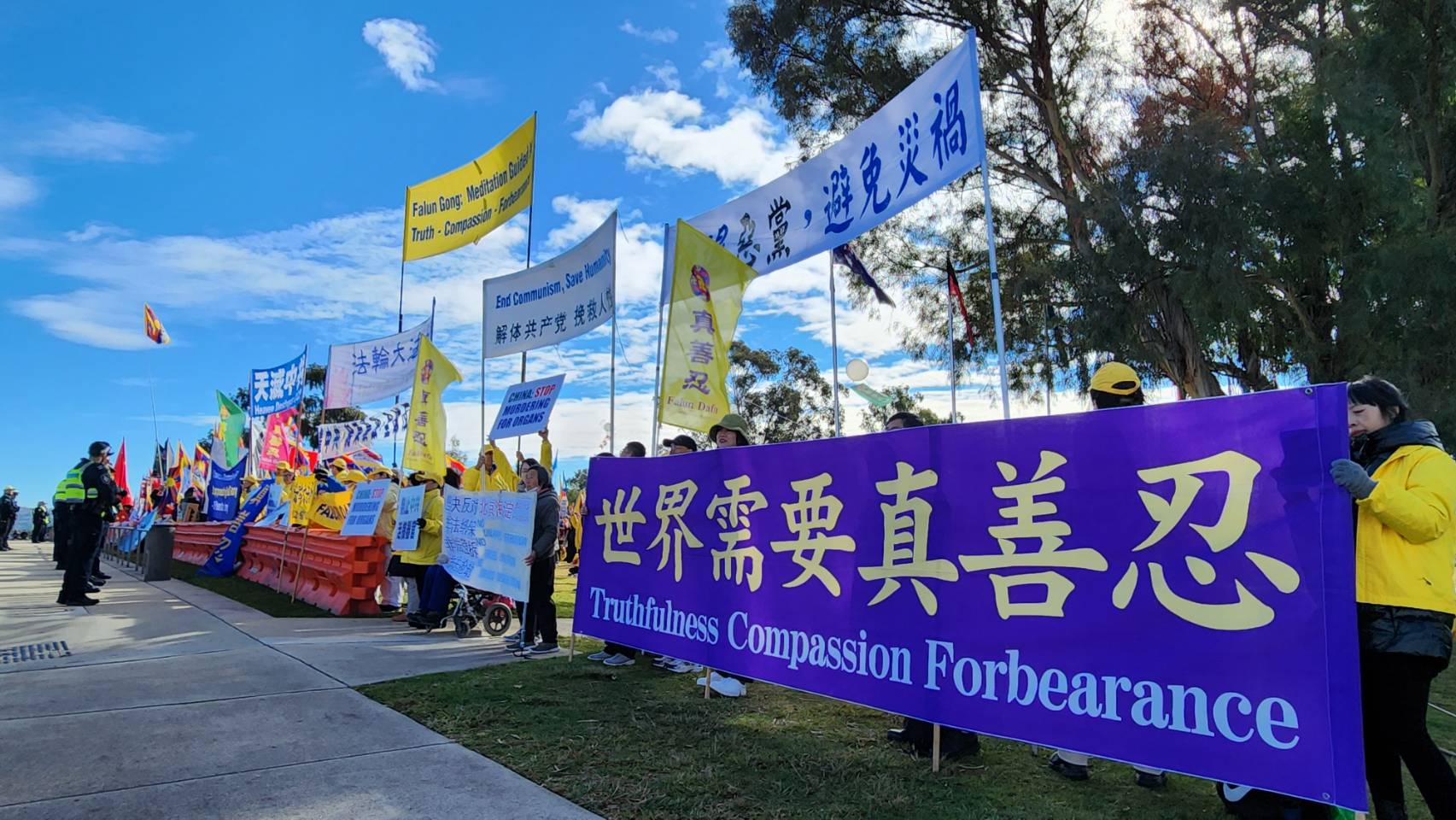 澳洲法轮功学员在中国国务院总理李强访问澳洲期间打出“世界需要真善忍”的横幅