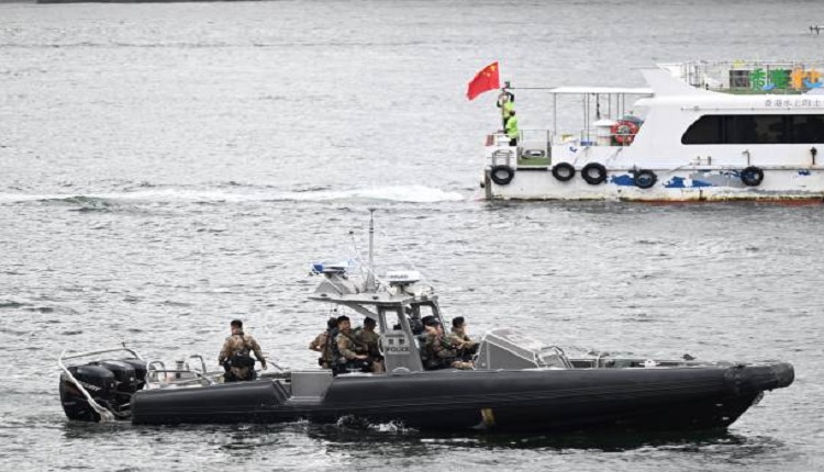 香港警船2024年7月1日在维多利亚港巡逻。