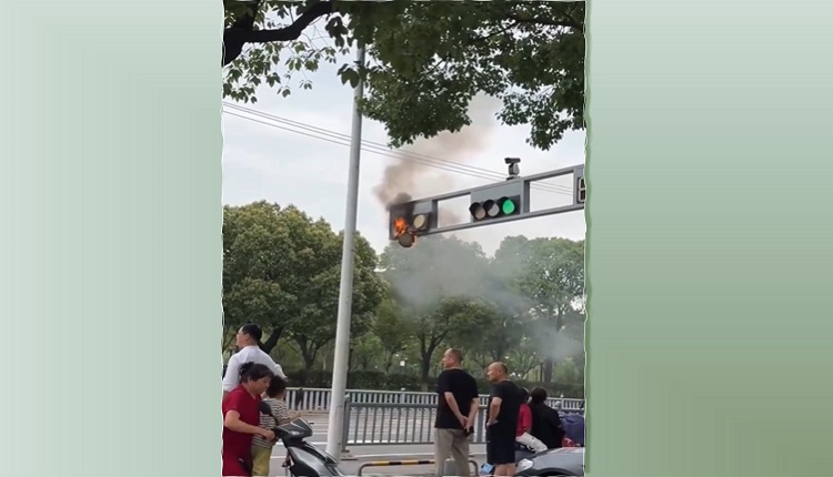 近日，江浙滬等地連續多天高溫，蘇州有紅綠燈疑因太熱或品質問題起火焚燒。