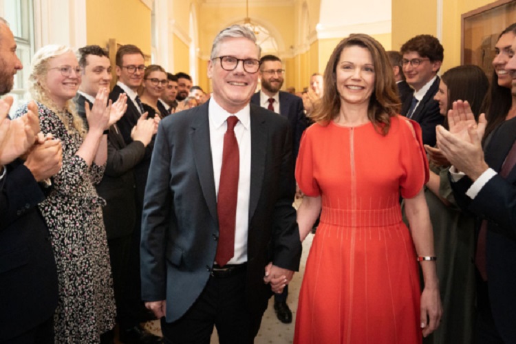 英国工党领袖斯塔默爵士（Keir Starmer）夫妇