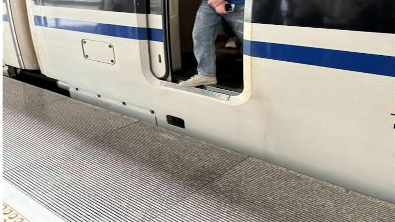 杭州东站月台下陷