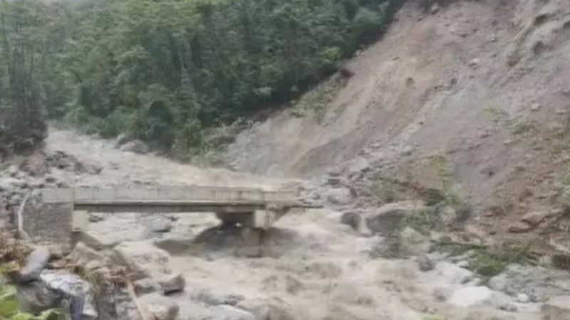 西藏大雨引发洪水山崩