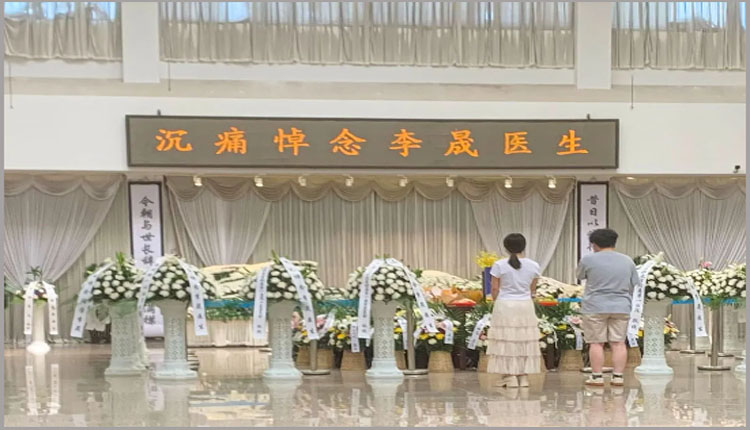 一名公认的好医生，在午休时间加班时被杀