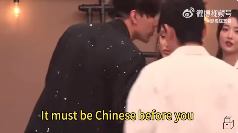 哈萨克歌手迪玛希对凡希亚耳语