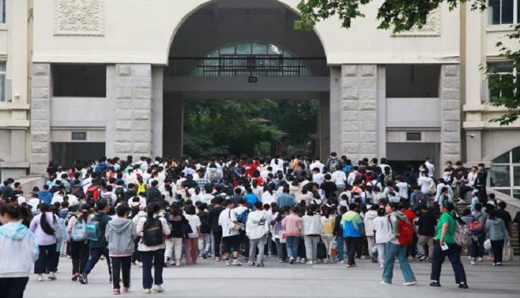 高考生2023年6月7日进入南京的一所学校参加高考