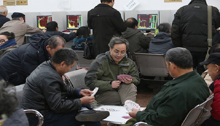 中国政商近年流行玩扑克牌“掼蛋”游戏