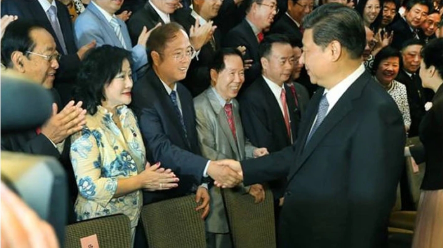 黄向墨与习近平握手