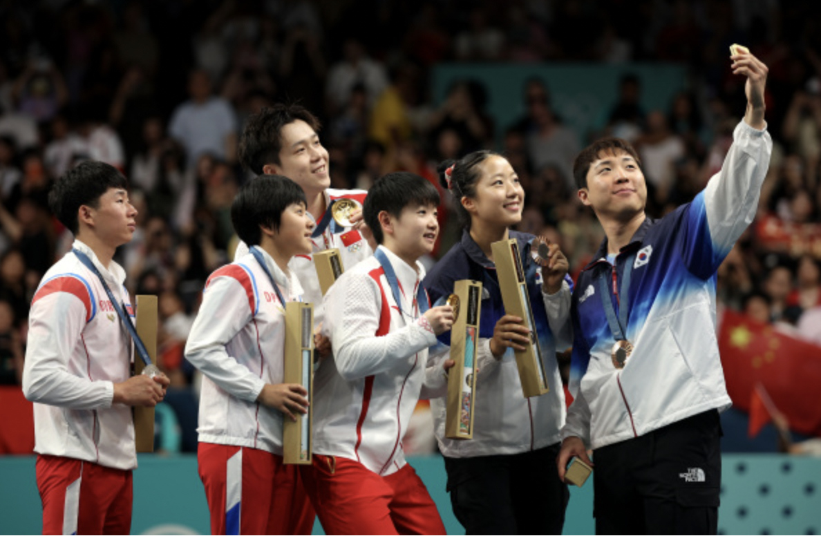 朝鲜与韩国桌球选手在颁奖台上合影的自拍照在韩国疯传