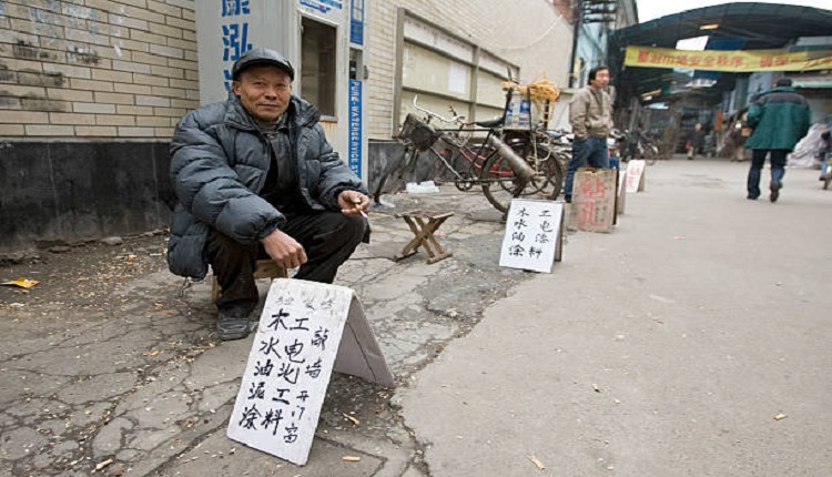 上海蹲在路邊謀職的工人