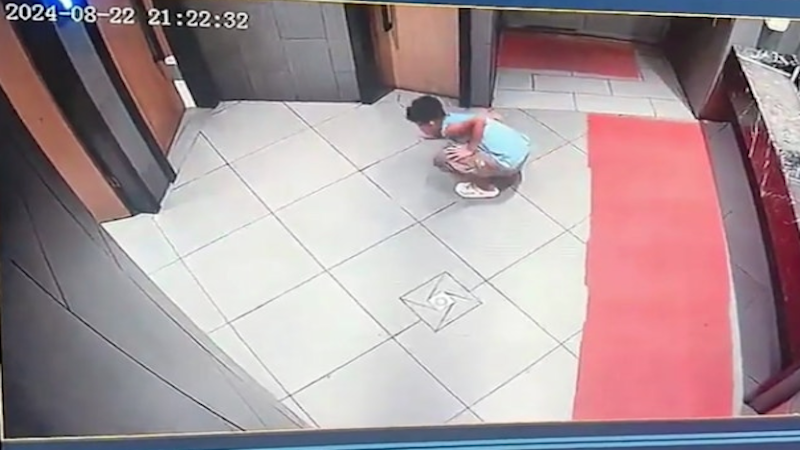 10岁男童偷窥年轻女性如厕